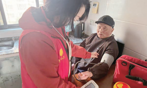 医者仁心添年味 情暖社区护安康
