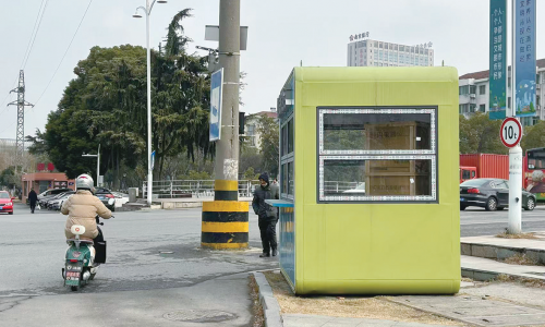 便民小屋设在路口 遮挡视线或存隐患