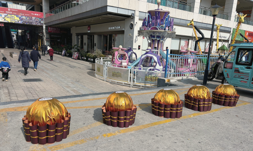 石墩穿“金装”变身“巨型巧克力”