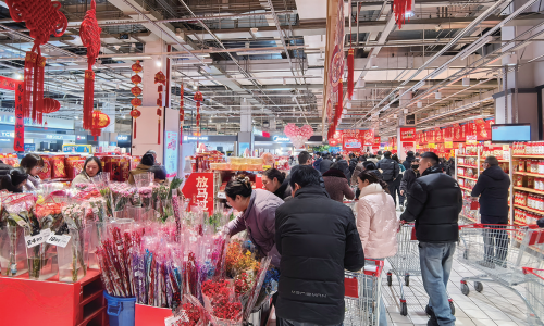 年货采购“冲刺”年味浓 超市消费热潮持续升温