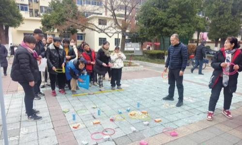 睦邻迎春年味浓 温情送福暖人心