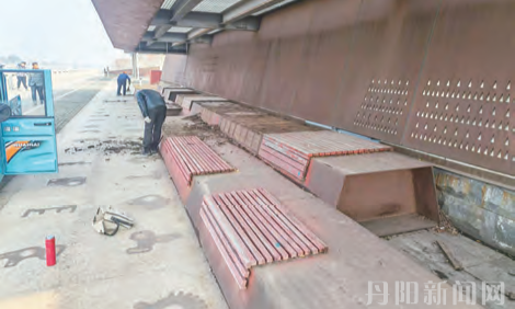 丹钢遗址公园长椅损坏存隐患