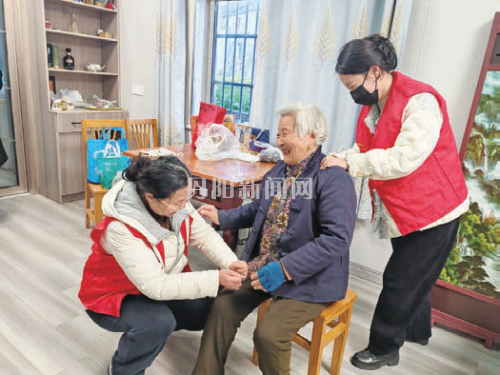 雷锋精神代代传 爱心汇聚暖夕阳