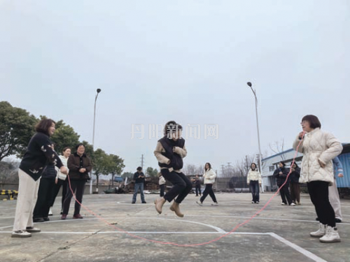 趣味赛事庆“三八” 市政女职工展风采