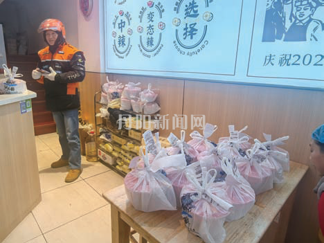 网红效应带火东北黏糊麻辣烫 我市刘文祥门店订单爆单