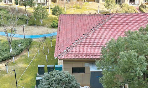 配电房屋顶瓦片摇摇欲坠，“头顶上的安全”究竟谁来管？