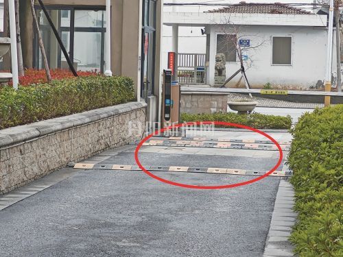 小区出口连设四条减速带，有必要吗？