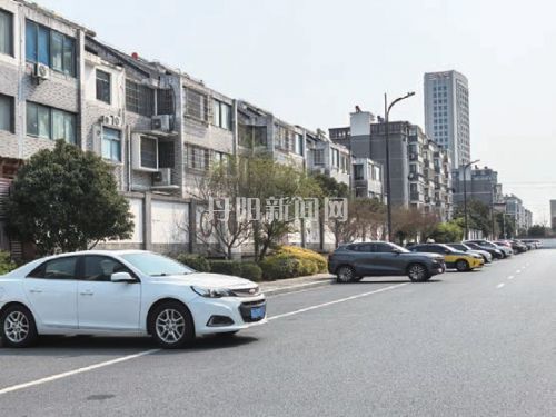 横停占道险象环生 道路“肠梗阻”亟待整治