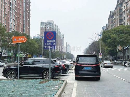 【八姑娘帮你忙】水关西路违停现象引市民不满