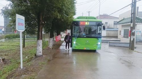 303路公交线路延伸进村 司徒泥亭村村民实现“家门口乘车”