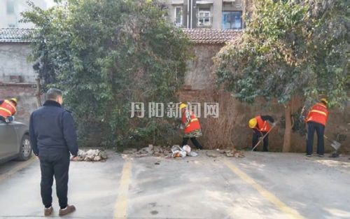 进小区“清零”杂物 还居民整洁家园