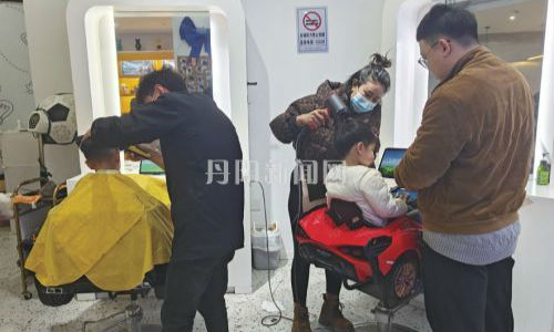 市民排队“剃龙头”，祈愿新年好兆头