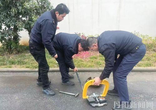 拆除私装地锁 恢复通行秩序