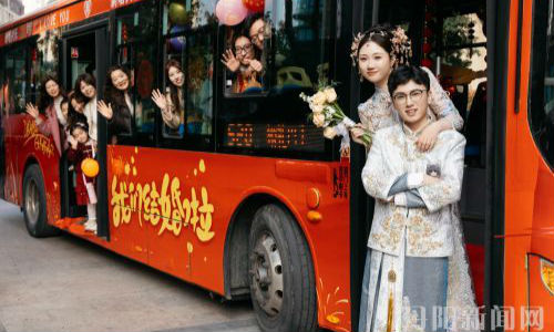 一对新婚夫妇演绎文明新风尚