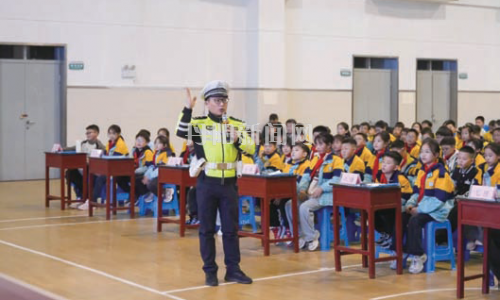 警校携手筑防线 文明交通护成长