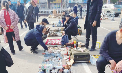 皮革商城门前广场变身“淘宝地”古玩市场里重温旧时光