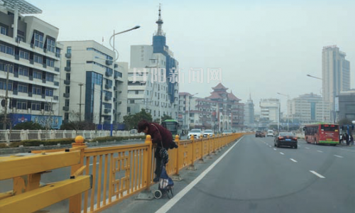 危险！老人翻越护栏“步步惊心”