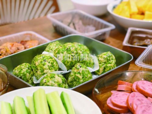 市民自制榆钱窝窝头重拾儿时春味