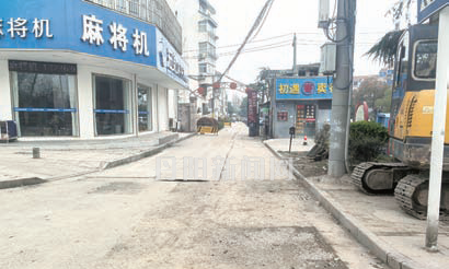 小区道路破开影响出行 施工方已进行分段修复