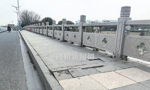 普善桥人行道地砖破损起拱