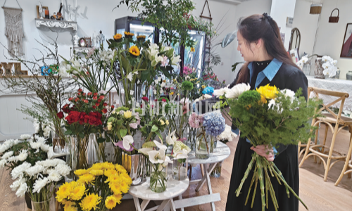 花香承旧俗，新风润清明