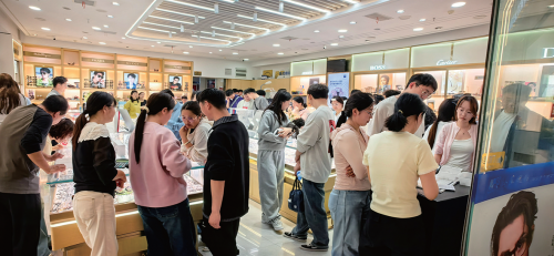 单日超3万！清明“配镜游”引爆丹阳眼镜城