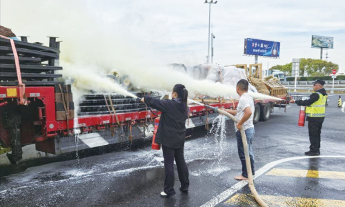 货车途中突发火情 服务区员工火速处置