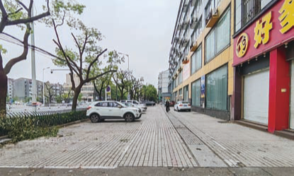 原开发区大统华南侧广场突然被拦？