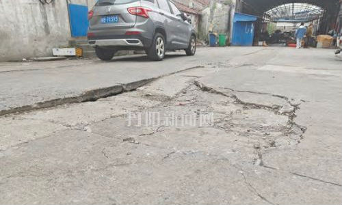市场通道破损塌陷 市民出行“步步揪心”