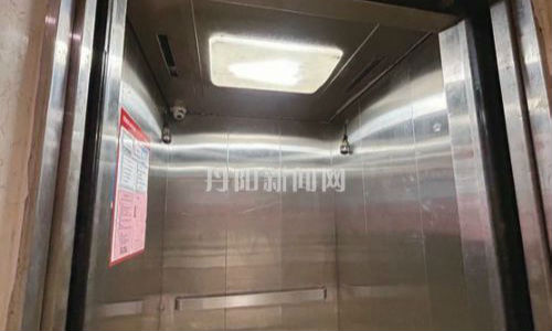 电梯异味难根除 住户出行受困扰