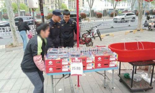 劝导流动摊贩规范经营 助力城市“颜值”再提升