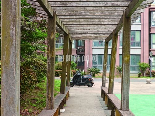 小区休闲长廊倾斜腐朽 安全隐患“悬顶”亟待解决