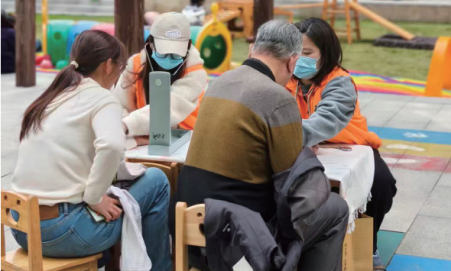 守护“一老一小” 共建健康社区