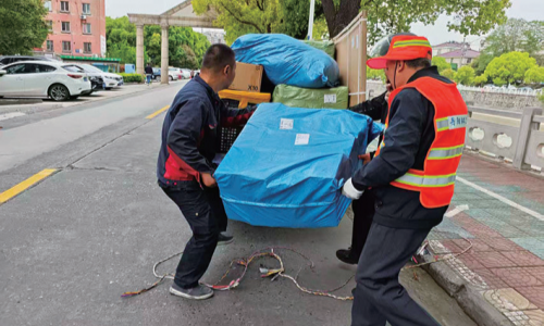 快递小哥大意丢包裹 环卫工人查找并归还