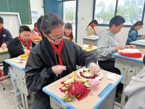横塘中心小学举办劳动节展演活动