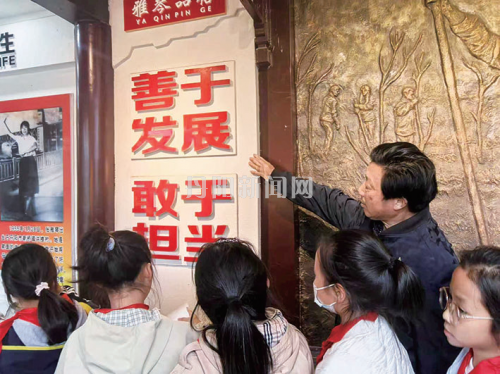 新桥中心小学组织学生参观张雅琴先进事迹陈列馆