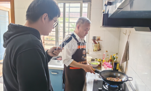 退休老兵变身美食博主