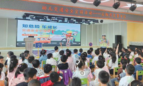 交警中队走进练湖幼儿园宣讲交通安全