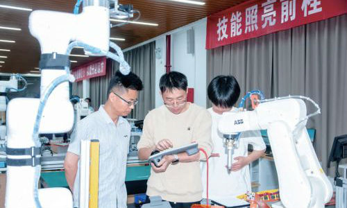 “技能夜校”开班 可学操控机器人
