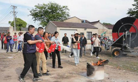 我市举办农机应急作业演练暨新技术培训会