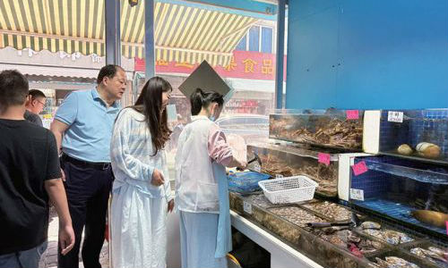 休渔期反现“海鲜福利” 市民采购热情高涨