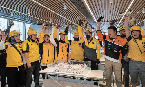 我市给70多位外卖骑手过集体生日