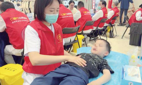 童心同行助成长  健康义诊迎“六一”