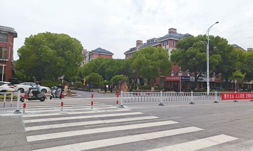 一道护栏立街头，安全便利两相衡