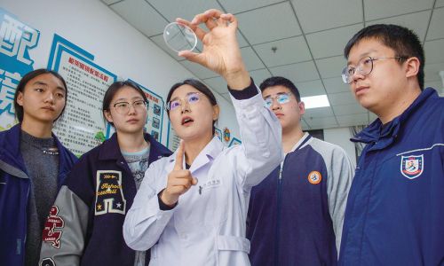 技能培养育人才 提升发展新“镜”界