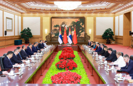 习近平同塞尔维亚总统武契奇会谈