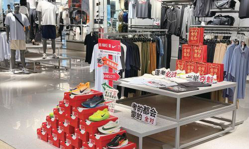 “护考暖流”悄然涌动：商场服饰寓意美好 小区张贴静音告示  