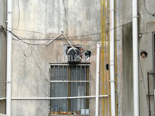 螺蛳粉店通向小区的排烟管道已被封闭