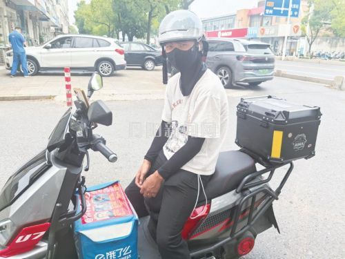 车轮载着希望跑 19岁外卖小哥用寻亲贴纸传递团圆光