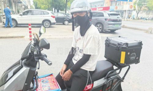 车轮载着希望跑 19岁外卖小哥用寻亲贴纸传递团圆光